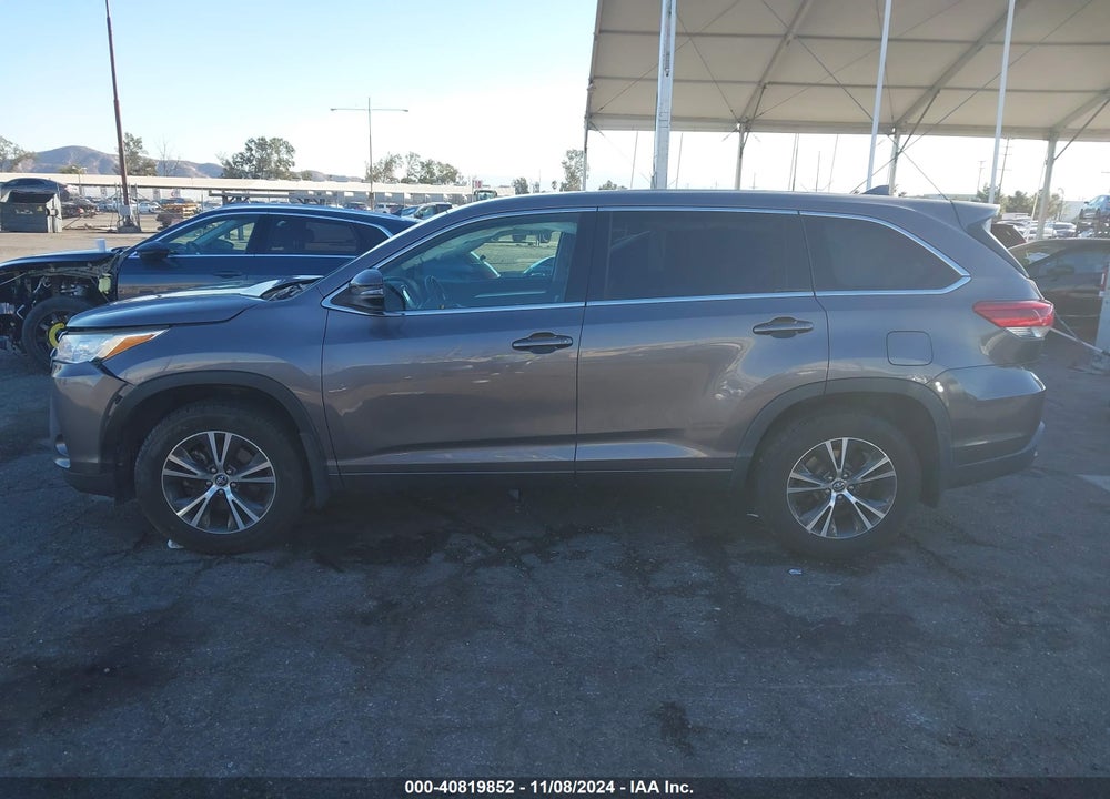 2017 TOYOTA HIGHLANDER LE PLUS VIN: 5TDBZRFH6HS474107