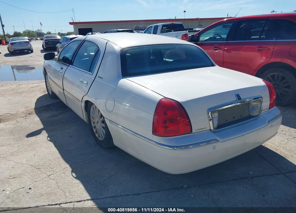 2005 LINCOLN TOWN CAR SIGNATURE VIN: 1LNHM81W85Y651129