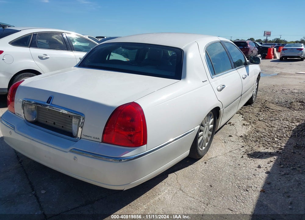 2005 LINCOLN TOWN CAR SIGNATURE VIN: 1LNHM81W85Y651129