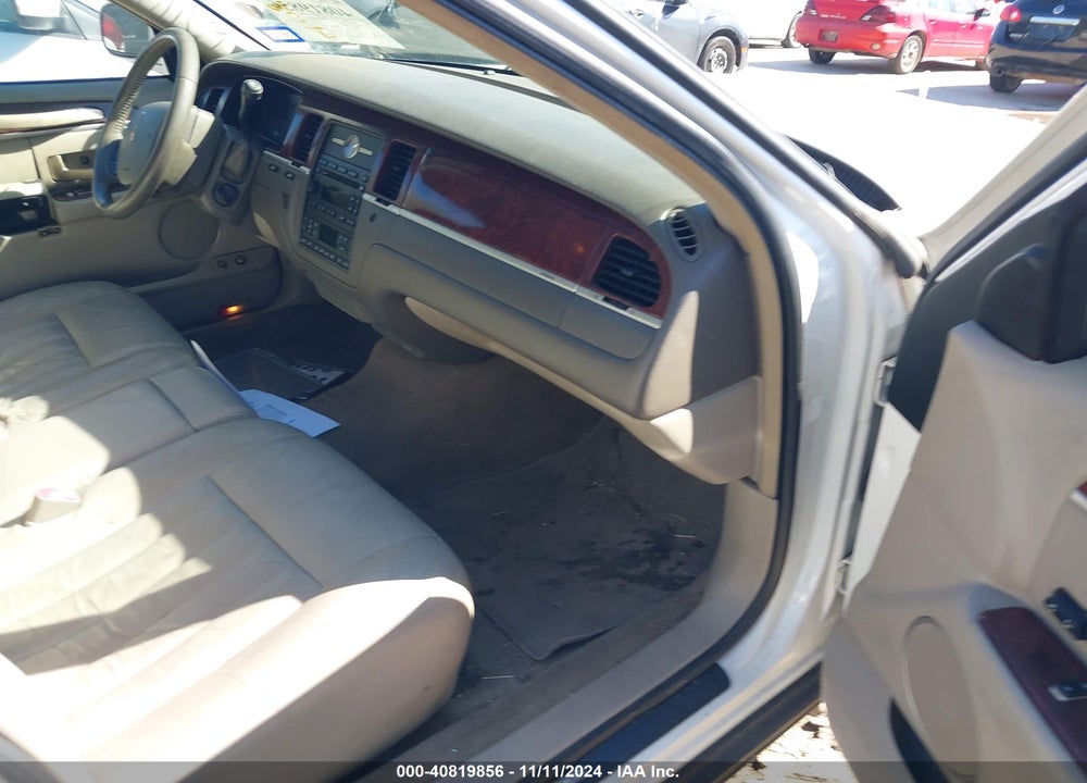 2005 LINCOLN TOWN CAR SIGNATURE VIN: 1LNHM81W85Y651129