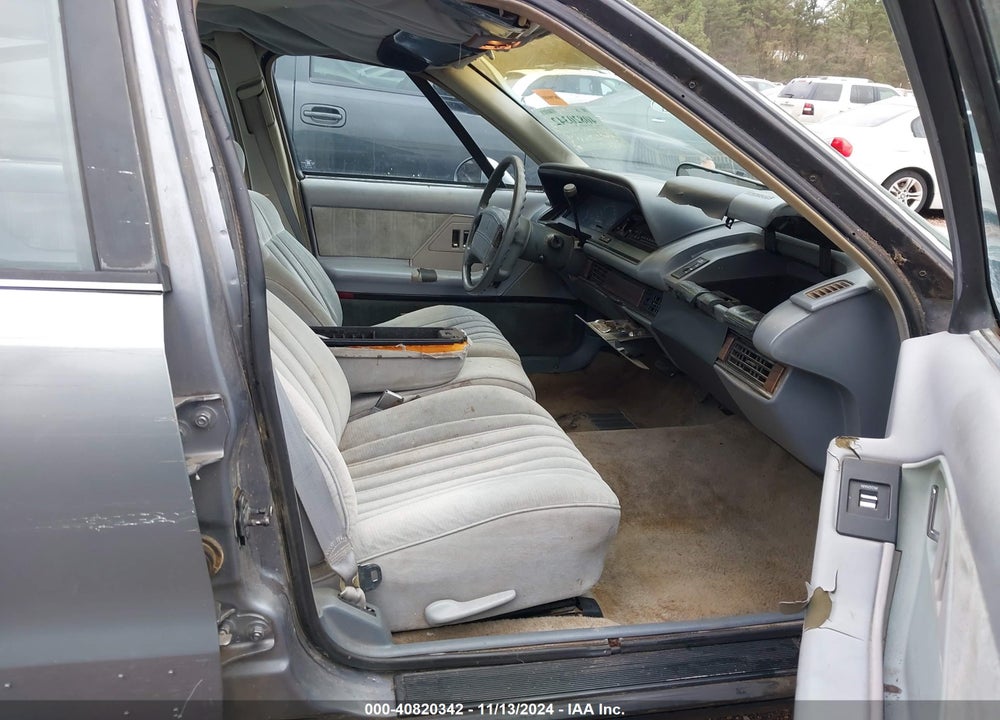 1992 OLDSMOBILE 88 ROYALE VIN: 1G3HN53L8N1820478