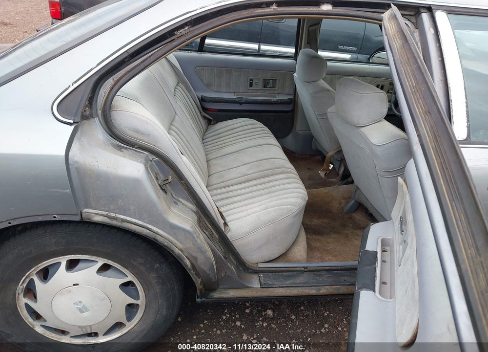 1992 OLDSMOBILE 88 ROYALE VIN: 1G3HN53L8N1820478