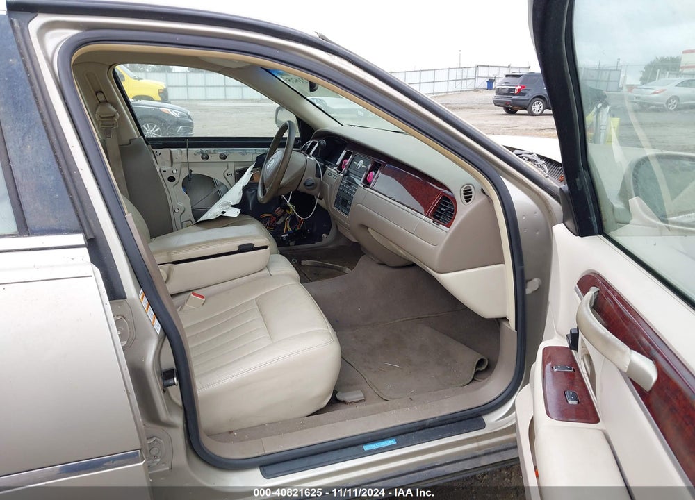 2004 LINCOLN TOWN CAR SIGNATURE VIN: 1LNHM81W14Y653660