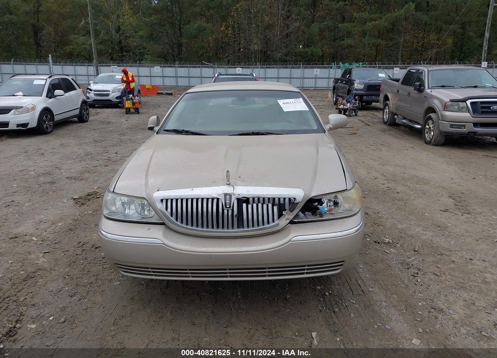 2004 LINCOLN TOWN CAR SIGNATURE VIN: 1LNHM81W14Y653660