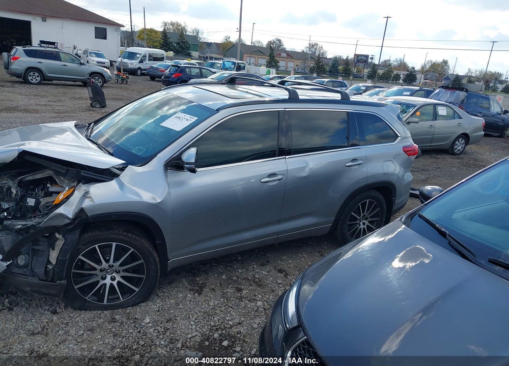 2017 TOYOTA HIGHLANDER SE VIN: 5TDJZRFH7HS509054