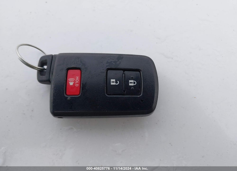 2017 TOYOTA RAV4 HYBRID XLE VIN: JTMRJREV1HD062640