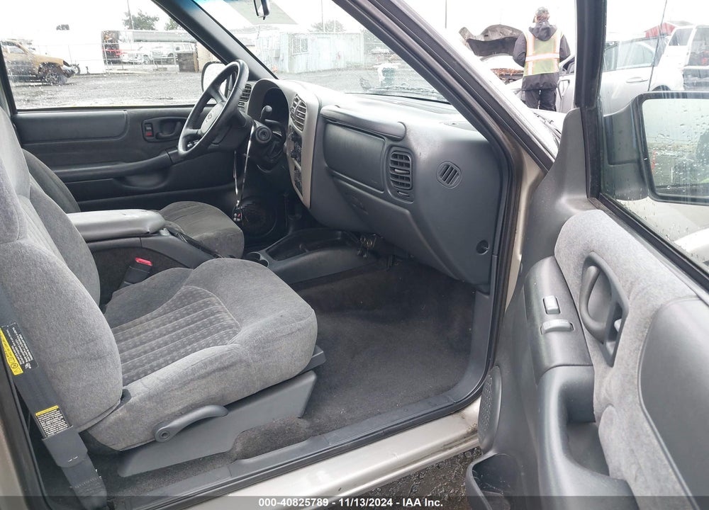 2002 CHEVROLET BLAZER LS VIN: 1GNDT13W52K211787