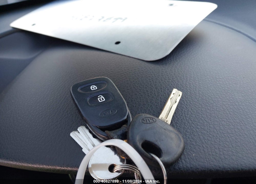 2011 KIA SORENTO LX VIN: 5XYKT3A14BG031838