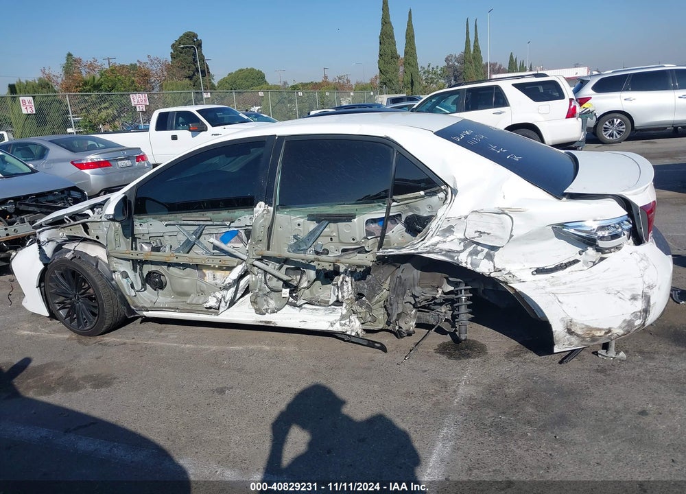 2018 TOYOTA COROLLA SE VIN: 5YFBURHE1JP760012
