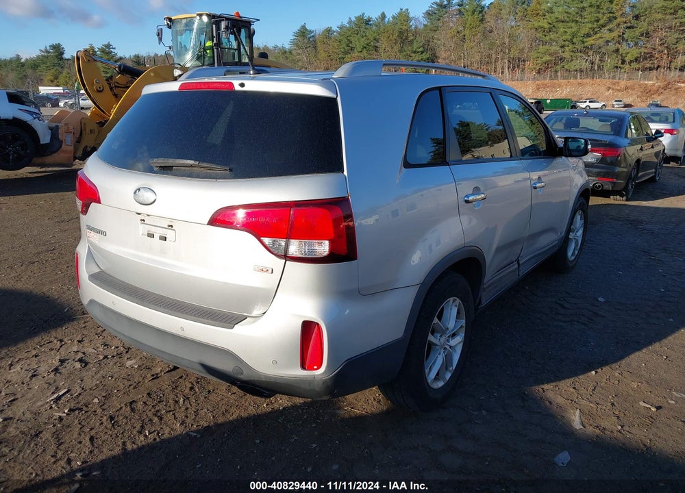 2015 KIA SORENTO VIN: 5XYKTCA64FG558117