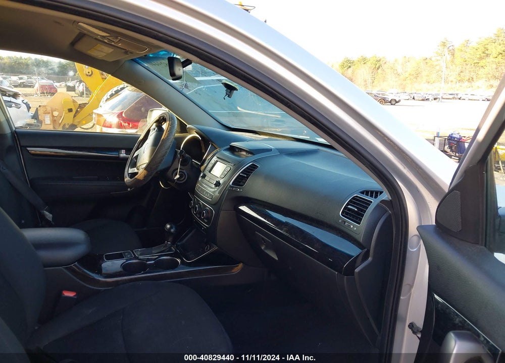 2015 KIA SORENTO VIN: 5XYKTCA64FG558117