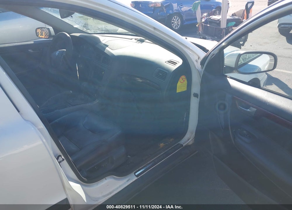 2004 VOLVO V70 2.5T VIN: YV1SW59V042411941