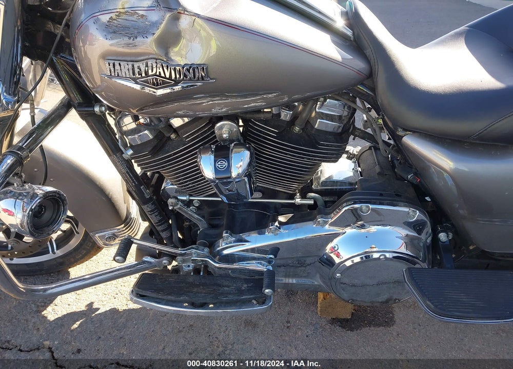 2017 HARLEY-DAVIDSON FLHR ROAD KING VIN: 1HD1FBC17HB650445