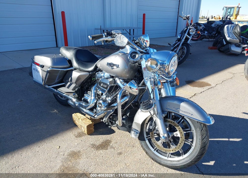2017 HARLEY-DAVIDSON FLHR ROAD KING VIN: 1HD1FBC17HB650445