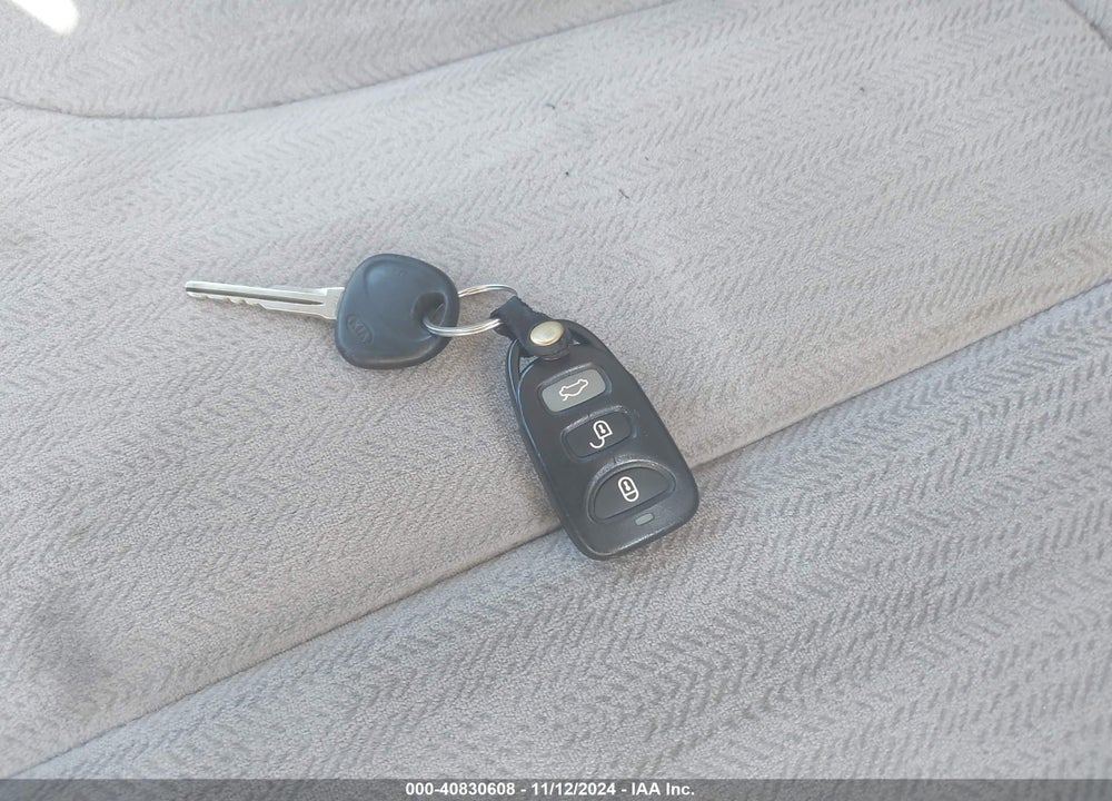 2008 KIA OPTIMA VIN: KNAGE124385200369