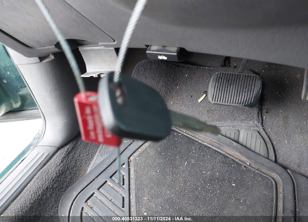 2001 FORD FOCUS SE VIN: 1FAFP36301W182408