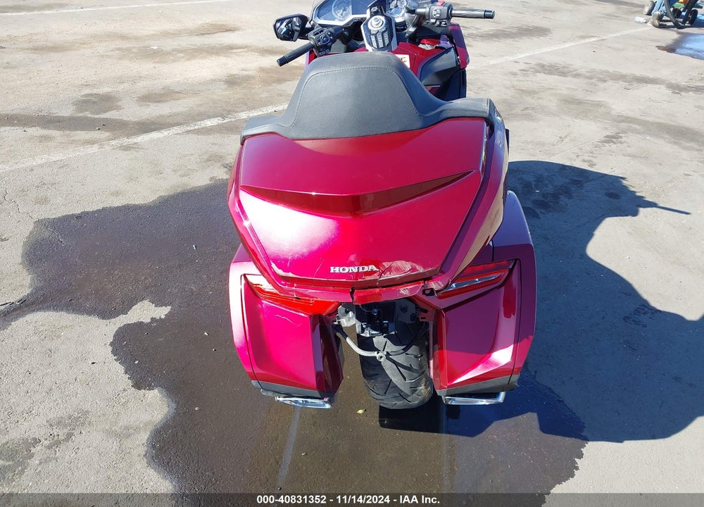 2018 HONDA GL1800 D VIN: JH2SC7959JK000387