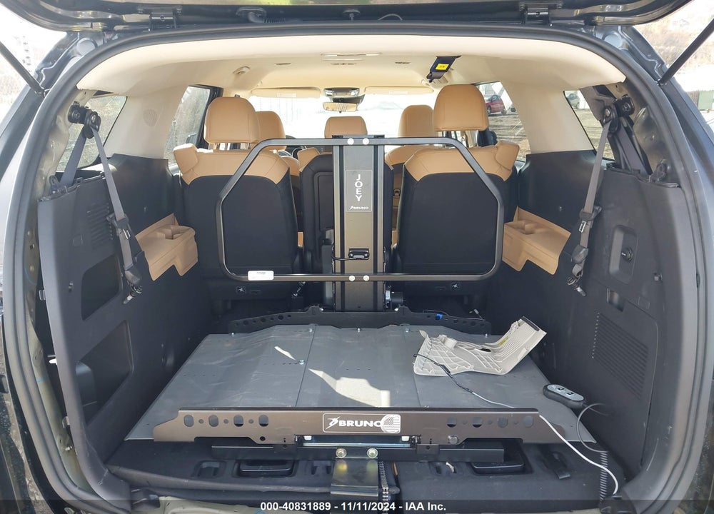 2024 KIA CARNIVAL MPV LX SEAT PACKAGE VIN: KNDNB4H30R6448223