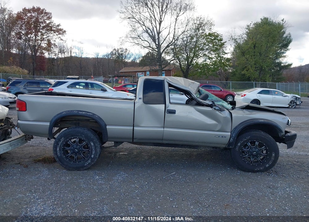 2001 CHEVROLET S-10 LS VIN: 1GCCT19W818243513