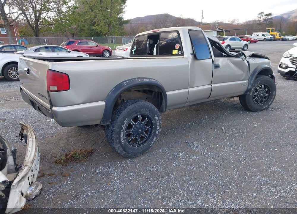 2001 CHEVROLET S-10 LS VIN: 1GCCT19W818243513