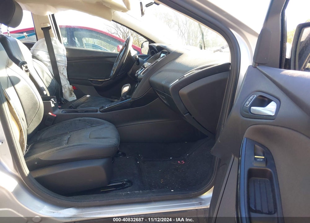 2018 FORD FOCUS TITANIUM VIN: 1FADP3N24JL275210