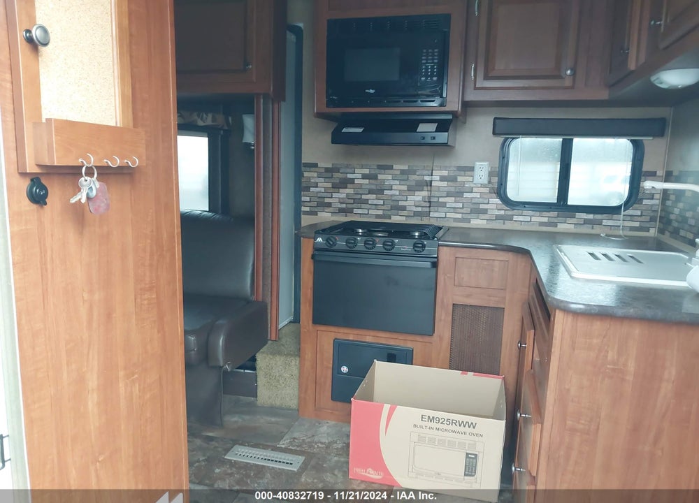 2013 JAYCO JAY FLIGHT TRAVEL TRAILER VIN: 1UJBJ0BP5D18D0274