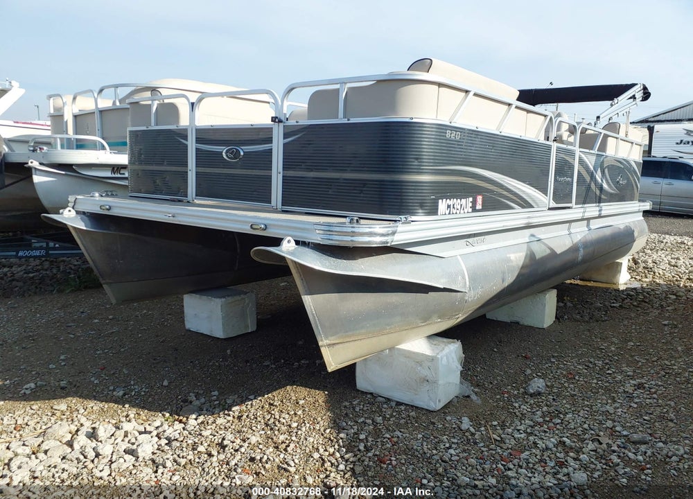 2018 APEX OTHER VIN: APX25631D818