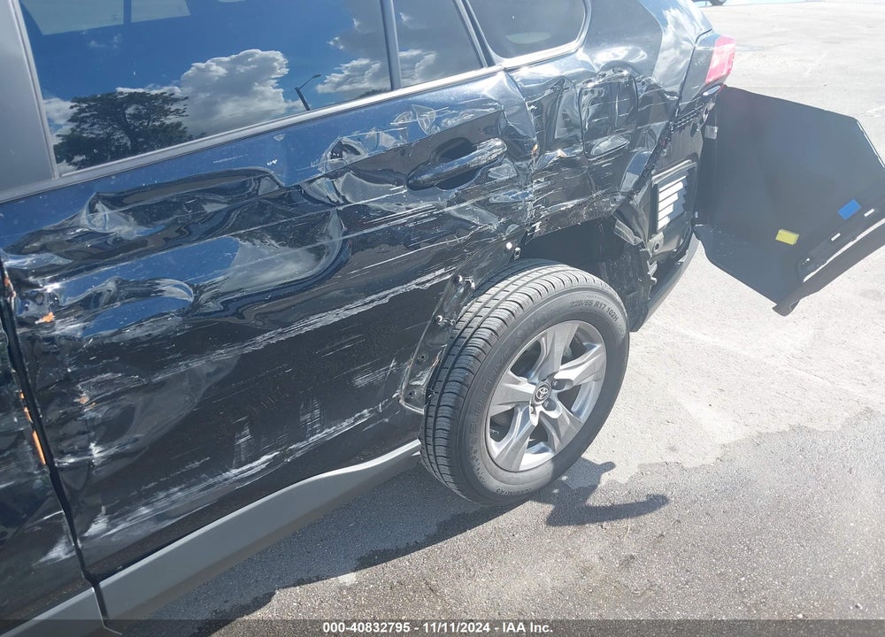 2024 TOYOTA RAV4 XLE VIN: 2T3W1RFV3RW305192