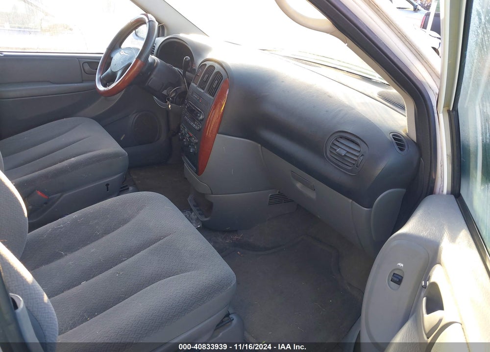 2005 CHRYSLER TOWN & COUNTRY LX VIN: 2C4GP44R15R439568