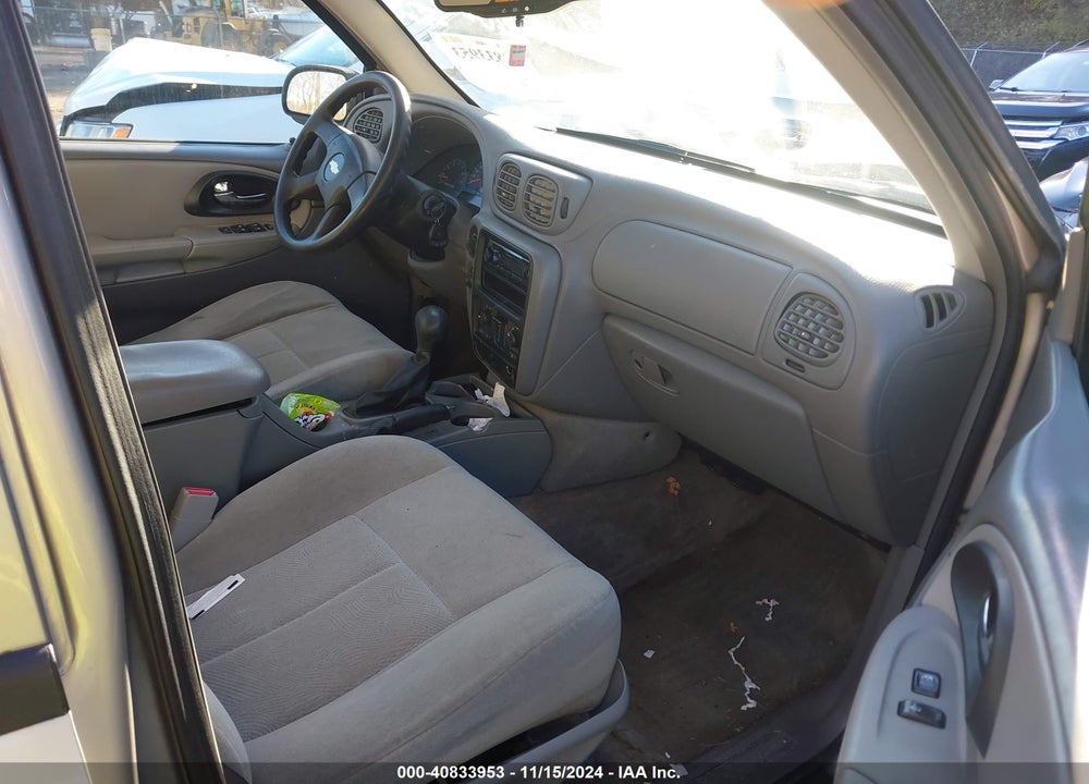 2005 CHEVROLET TRAILBLAZER LS VIN: 1GNDT13S452260660