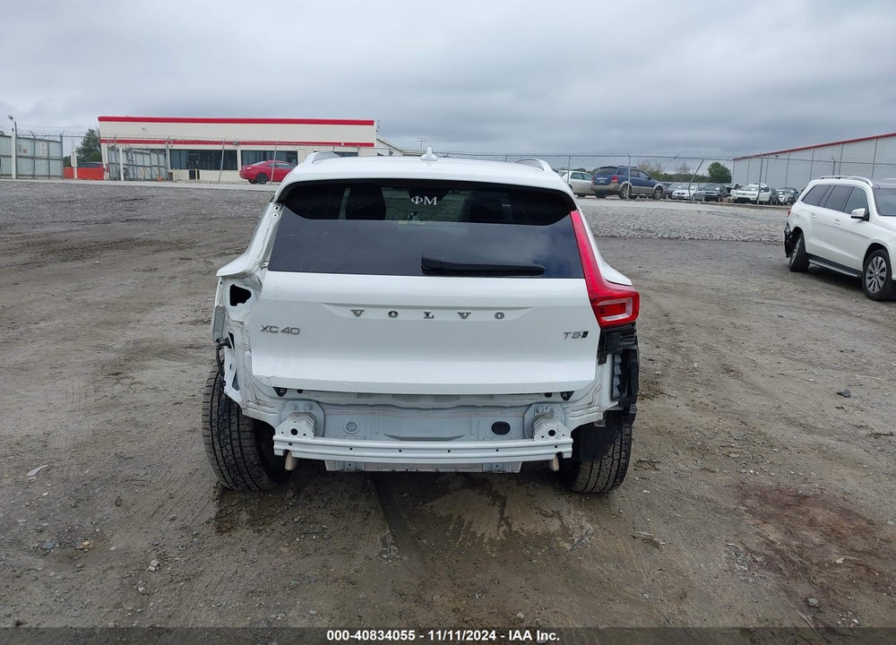 2020 VOLVO XC40 T5 MOMENTUM VIN: YV4162UK9L2343082