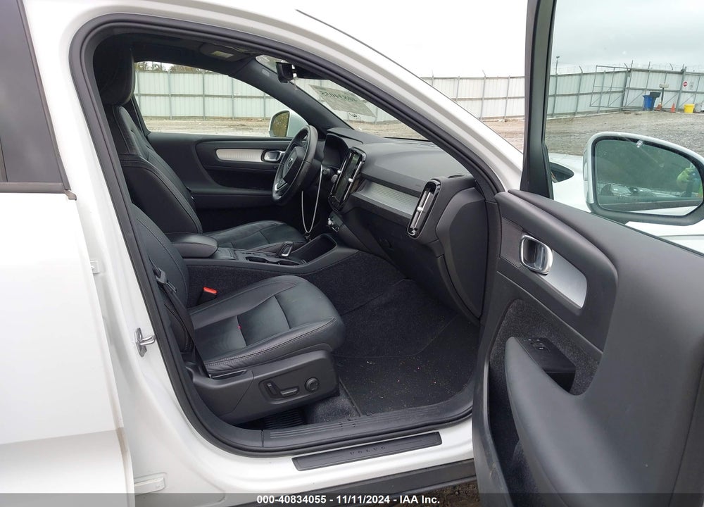 2020 VOLVO XC40 T5 MOMENTUM VIN: YV4162UK9L2343082