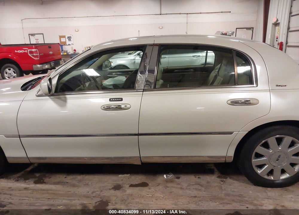 2007 LINCOLN TOWN CAR DESIGNER SERIES VIN: 1LNHM83V37Y605408