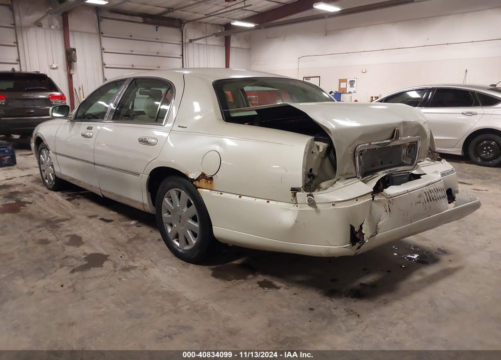 2007 LINCOLN TOWN CAR DESIGNER SERIES VIN: 1LNHM83V37Y605408