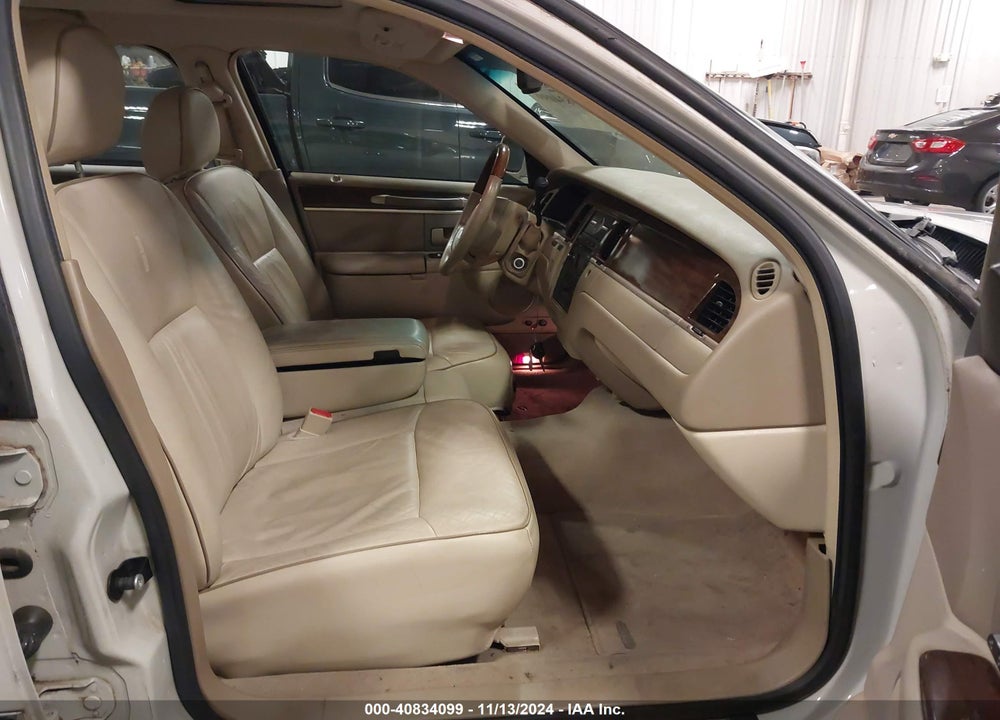 2007 LINCOLN TOWN CAR DESIGNER SERIES VIN: 1LNHM83V37Y605408