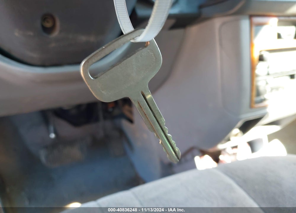 1998 TOYOTA SIENNA XLE VIN: 4T3ZF13C5WU012344