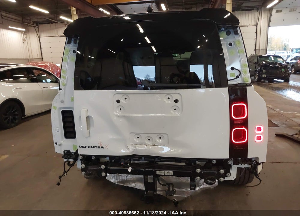 2024 LAND ROVER DEFENDER 130 P400 X-DYNAMIC SE VIN: SALE2FEU1R2335843