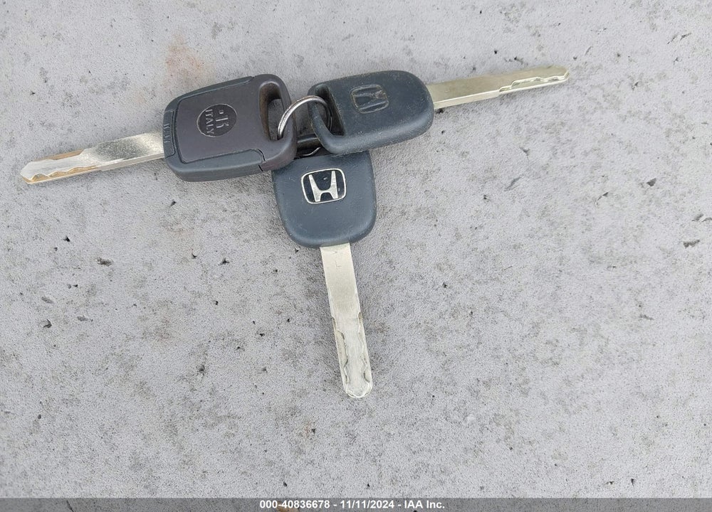 2010 HONDA FIT VIN: JHMGE8H22AC000794