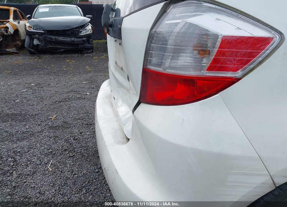 2010 HONDA FIT VIN: JHMGE8H22AC000794