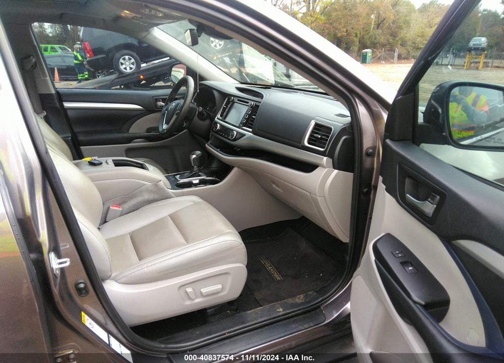 2019 TOYOTA HIGHLANDER XLE VIN: 5TDJZRFH0KS579731