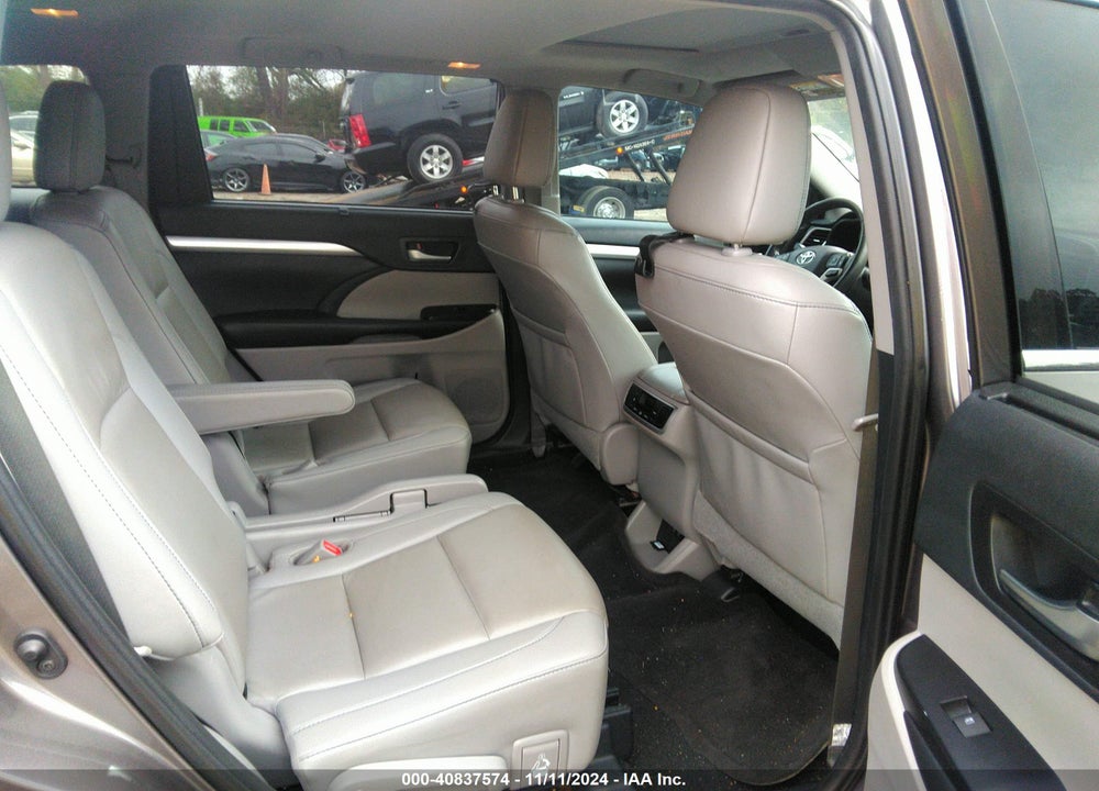 2019 TOYOTA HIGHLANDER XLE VIN: 5TDJZRFH0KS579731