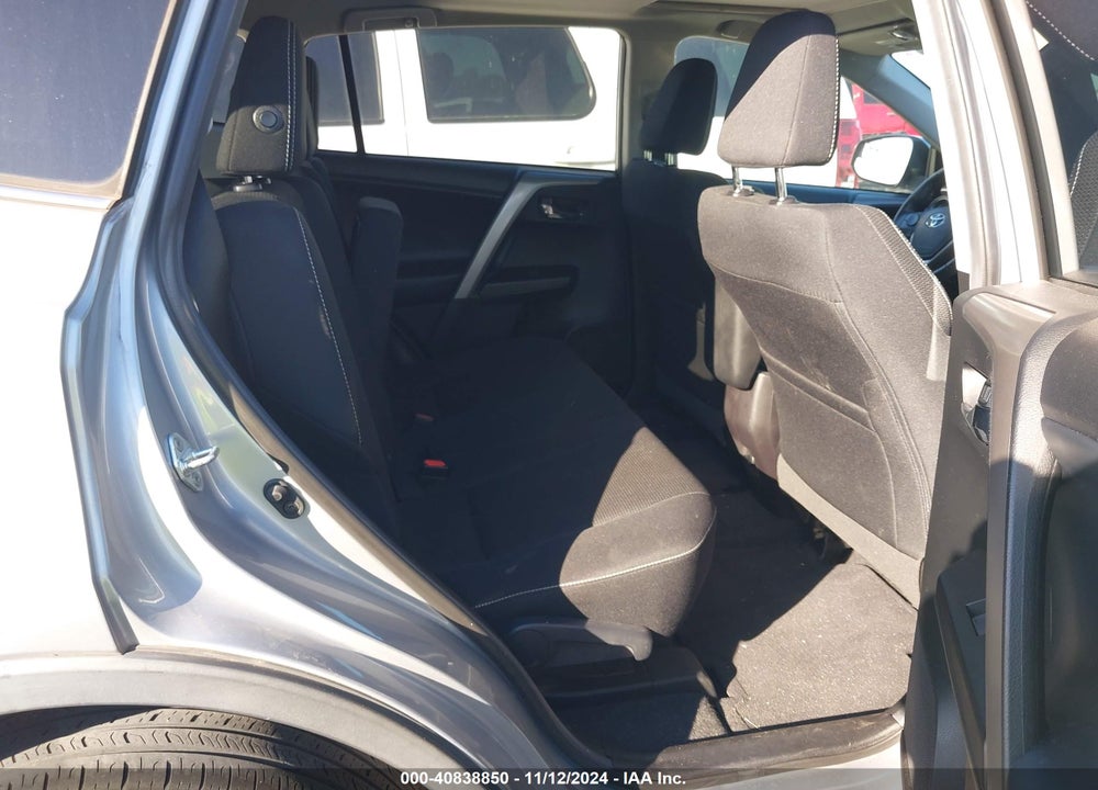 2018 TOYOTA RAV4 XLE VIN: 2T3WFREV8JW414951