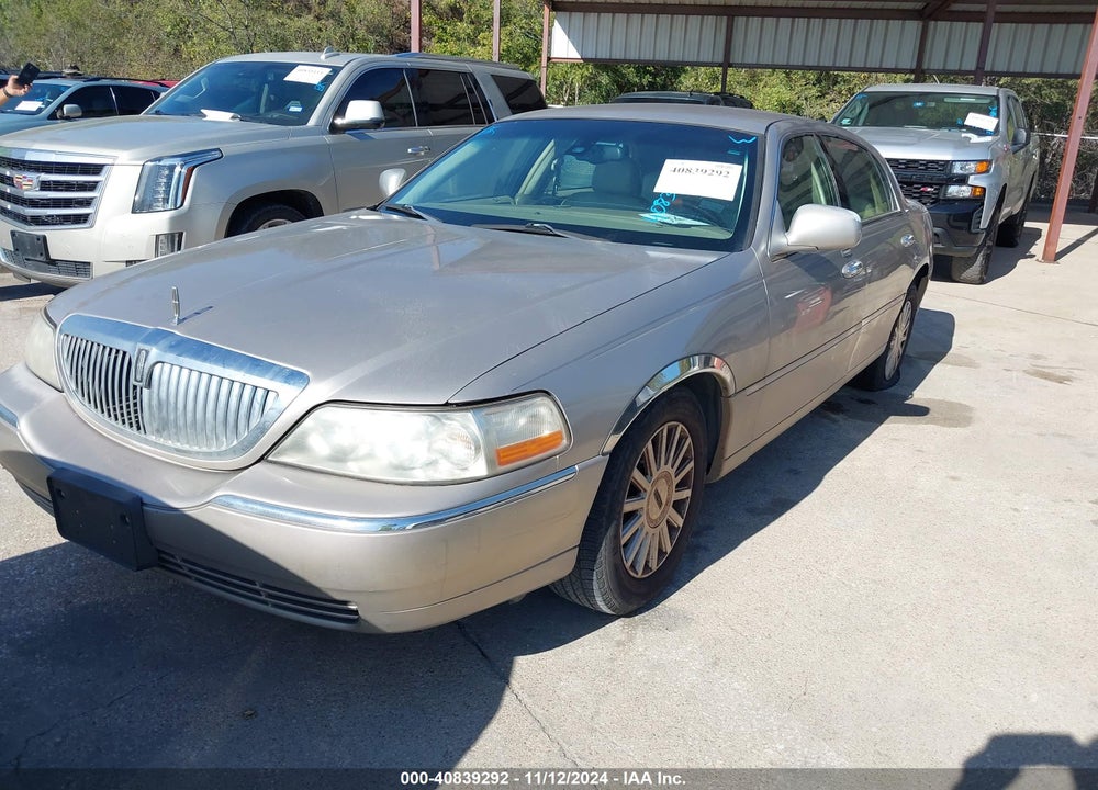 2003 LINCOLN TOWN CAR SIGNATURE VIN: 1LNHM82W03Y673962