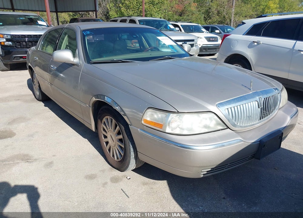 2003 LINCOLN TOWN CAR SIGNATURE VIN: 1LNHM82W03Y673962