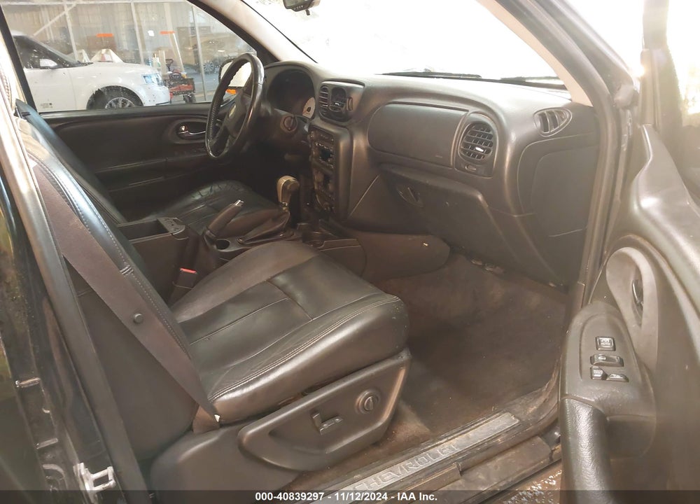 2005 CHEVROLET TRAILBLAZER LT VIN: 1GNDT13S852135452