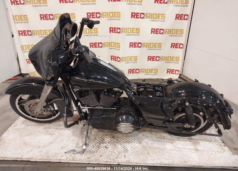 2011 HARLEY-DAVIDSON FLTRU VIN: 1HD1KGM12BB654787