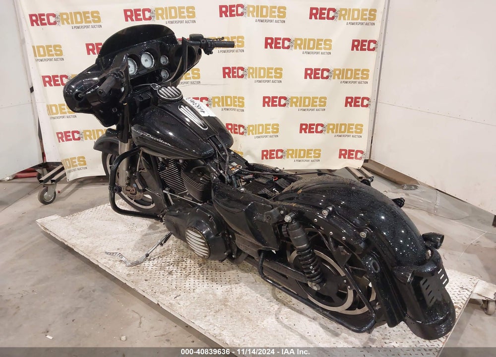 2011 HARLEY-DAVIDSON FLTRU VIN: 1HD1KGM12BB654787