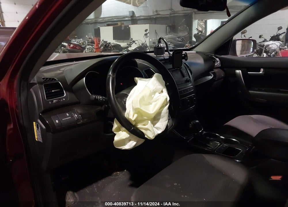 2015 KIA SORENTO LX VIN: 5XYKTCA65FG606787
