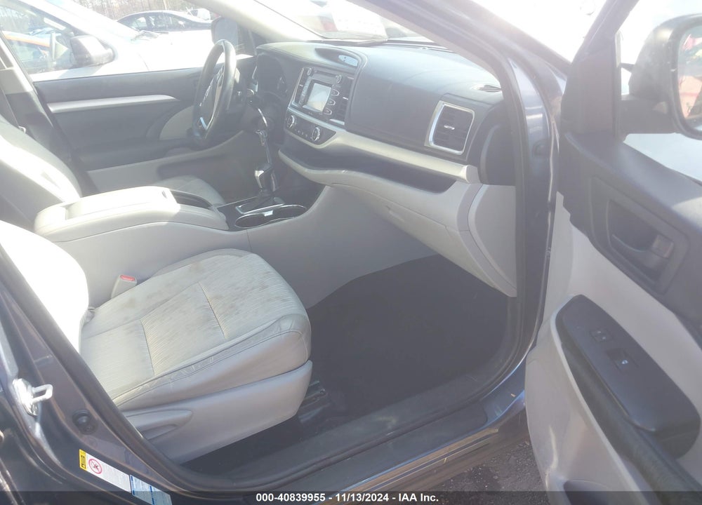 2015 TOYOTA HIGHLANDER LE PLUS V6 VIN: 5TDBKRFH0FS121640