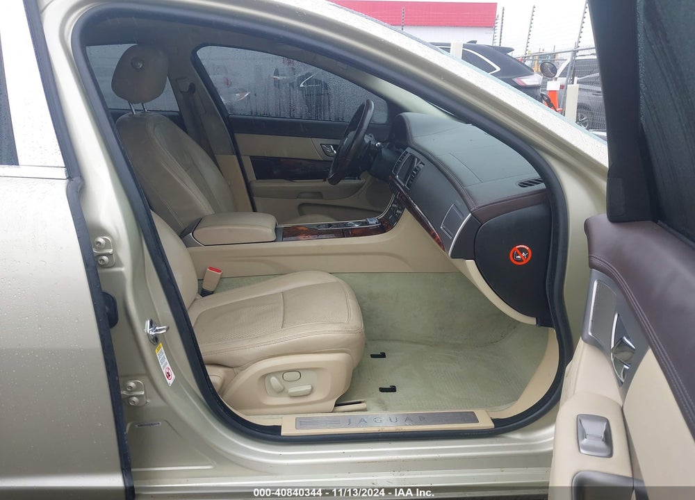 2010 JAGUAR XF PREMIUM VIN: SAJWA0GB2ALR52465